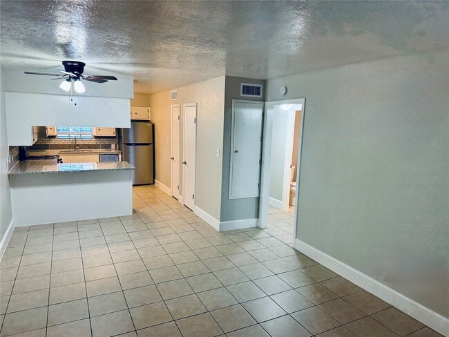 Photo - 501 Waco St Unit 4