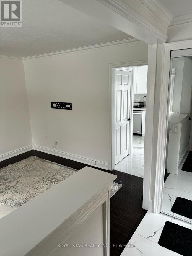 Photo - 9 Roycrest Ave