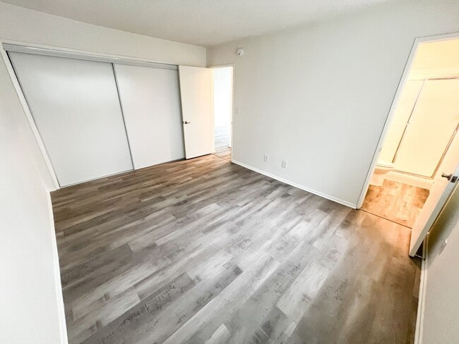 11118 Moorpark Apartments