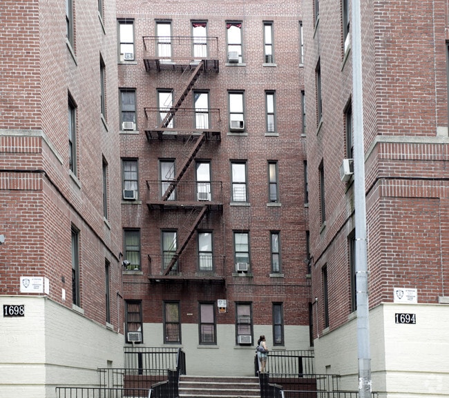 1694 Selwyn Ave