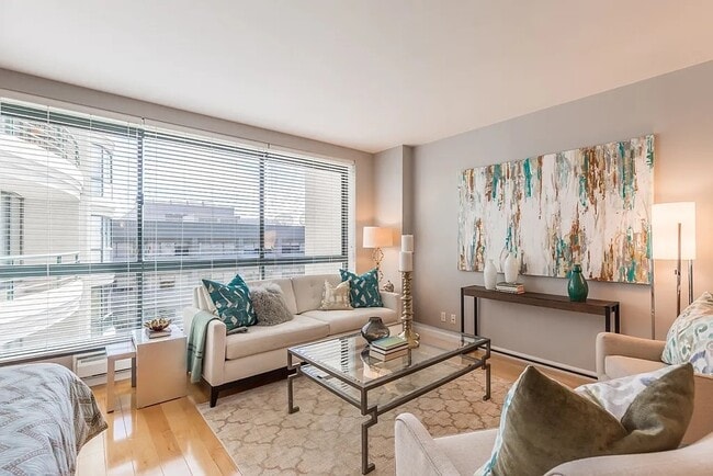 Building Photo - 300 3rd St Unit 909