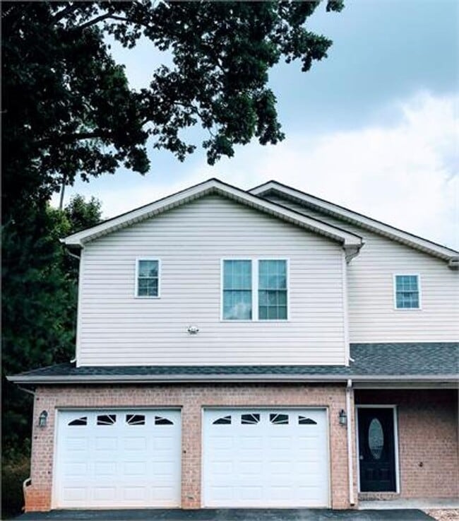 Building Photo - Townhouse in Forest
