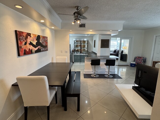 Building Photo - 112 S Federal Hwy Unit Trendy 2-1 Walk to Beach