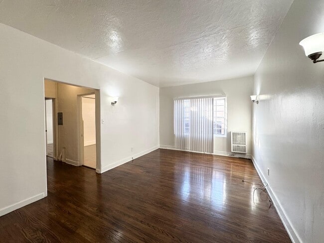 Photo - 636 N Plymouth Blvd Unidad 106