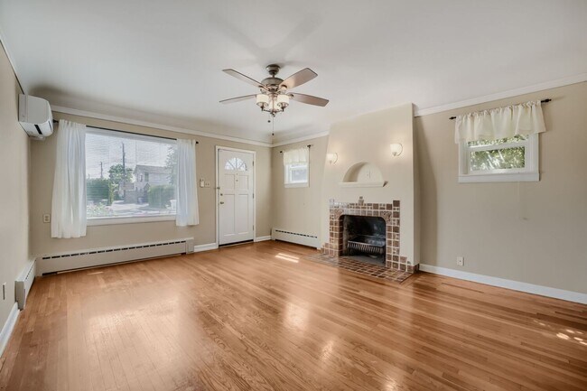 Photo - Charming 1bed/2bath Home with Lowel Level Bonus Room in West Seattle!