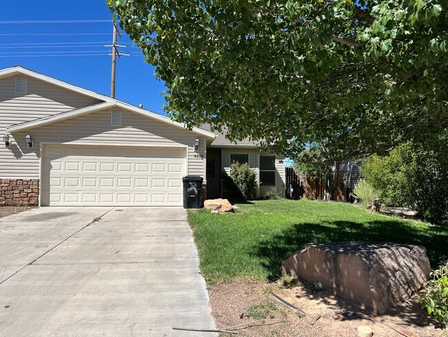 Building Photo - Available Now! In Lamp Light Sub. Rental
