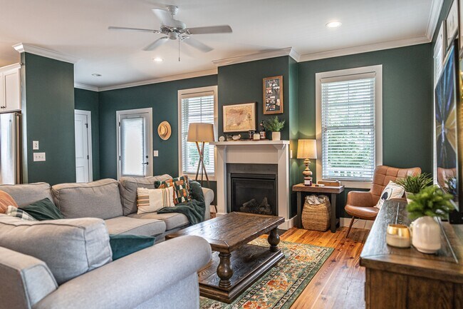 Photo - 420 Manning Square