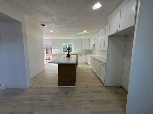 Building Photo - 1565 Joanne St Rental