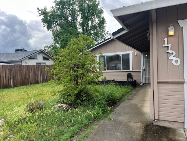 Building Photo - North Redding Home with 2 Car Garage