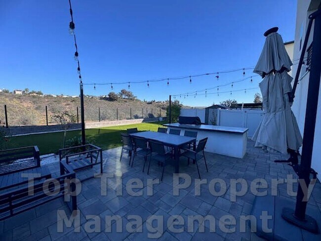 Building Photo - Beautiful & Modern 3 bed/ 3.5 bath/ 2,029 Sqft Condo with amazing Views in Carroll Canyon- Availa...