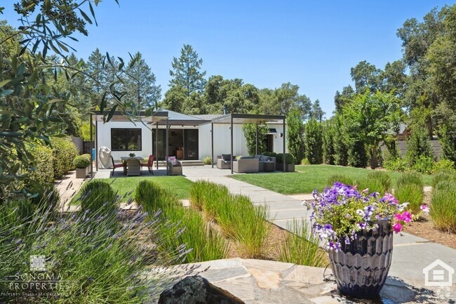 Building Photo - 3 Bedroom Exquisitely Furnished Home
