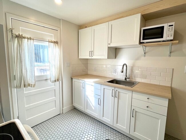 Building Photo - 919 Yeager Pl Unit #2