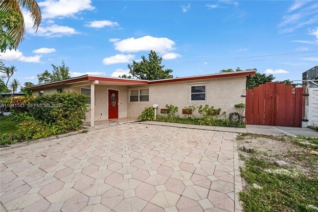 Photo - 801 N 70th Ave