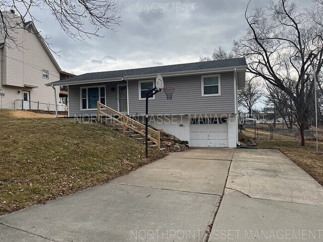 Building Photo - Charming 3-Bed 1.5 Bath Raised Ranch with ... Rental