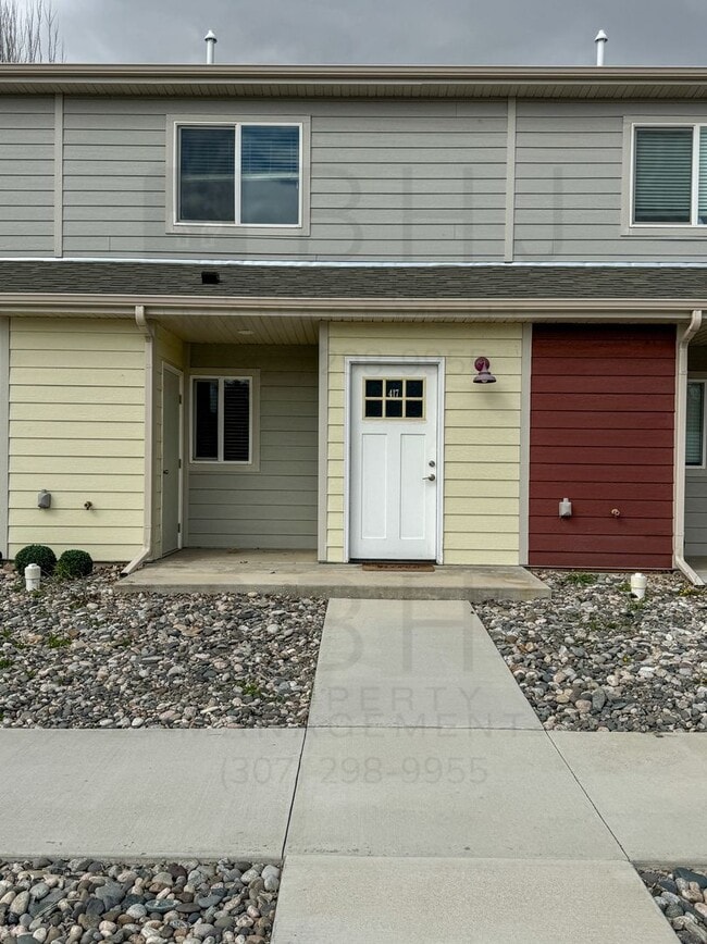 Building Photo - 2 BED/ 1.5 BATH TOWNHOME