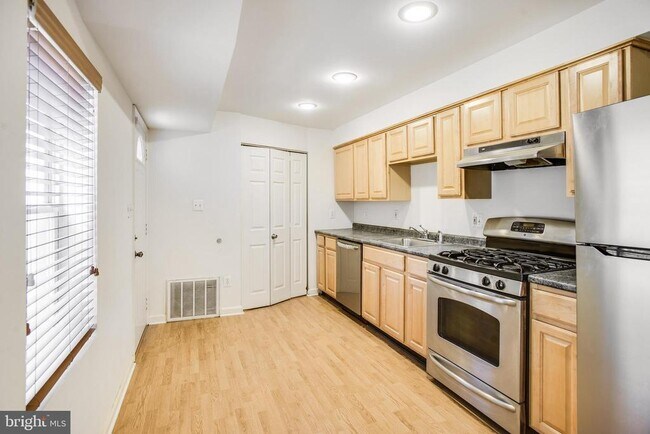 Photo - 729 10th St NE