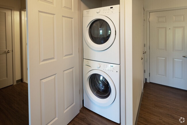 1BR, 1BA - 633SF - Laundry - College Suites of City Station East