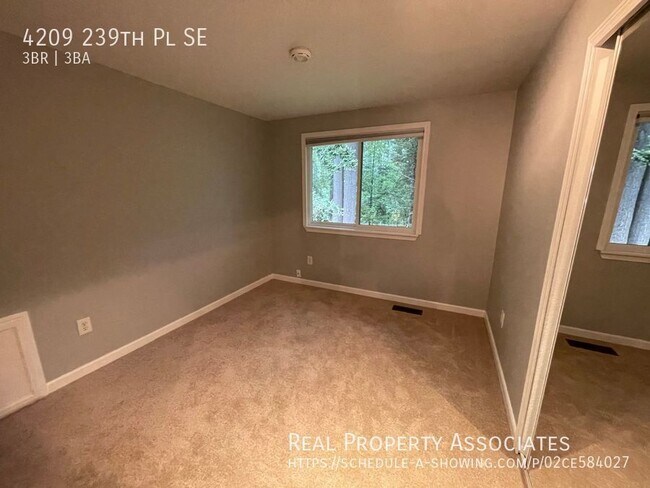 Photo - Beautiful Klahanie Home on Huge Lot!