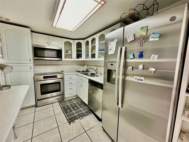 Building Photo - 5005 Collins Ave Unit 605 Rental