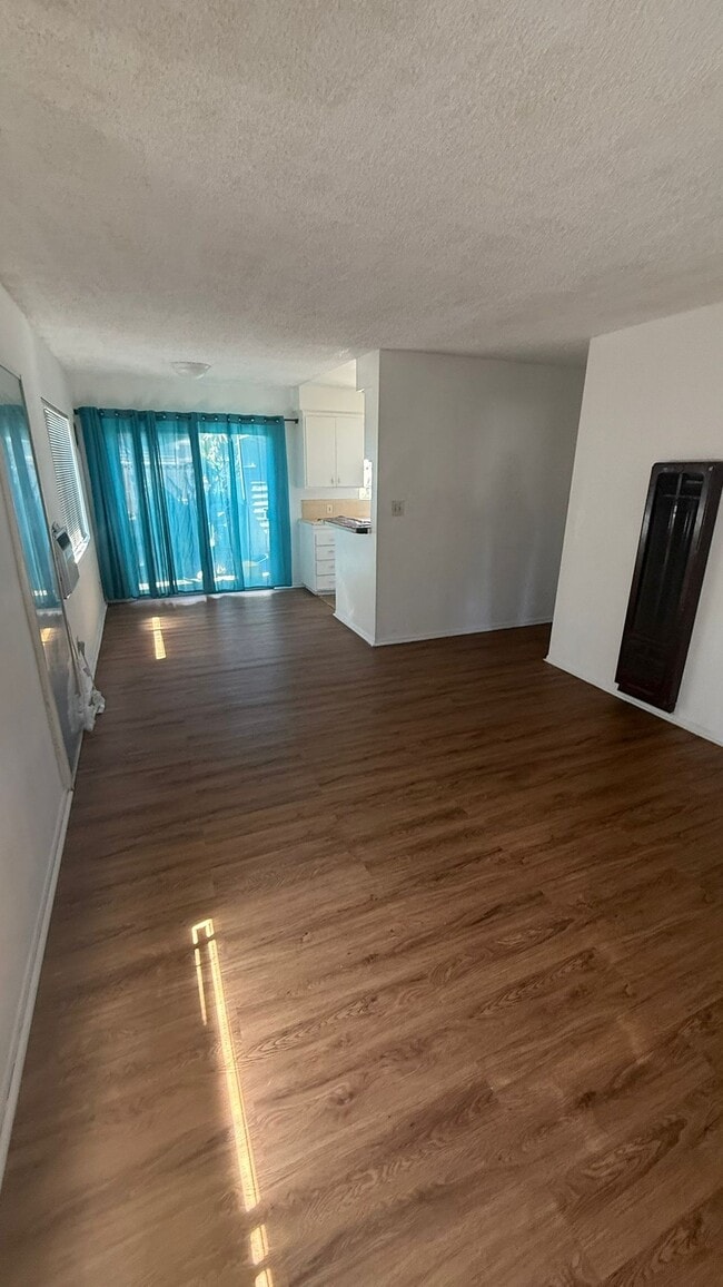Building Photo - 651 E Italia St Rental