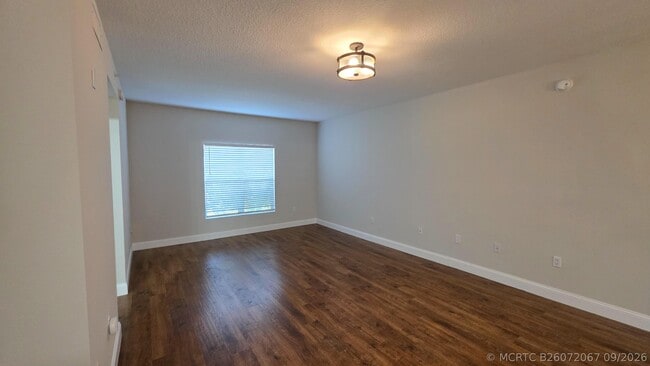 5090 Fairways Cir Unit H105