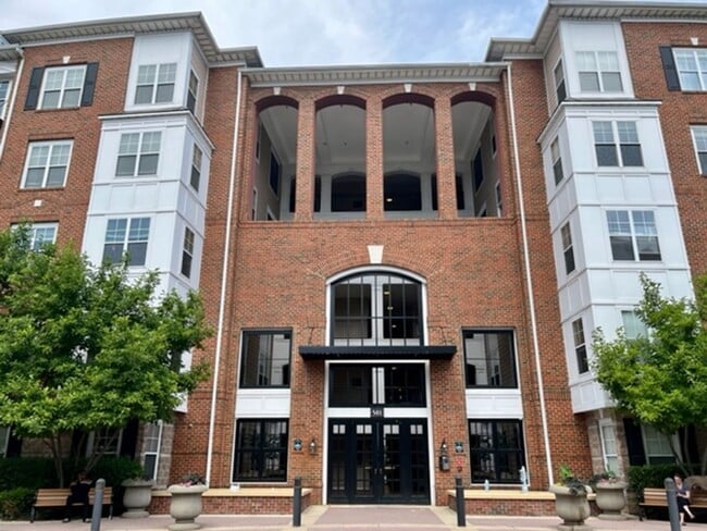 Building Photo - Large and quiet 1 BR 1 BA overlooking cour... Rental