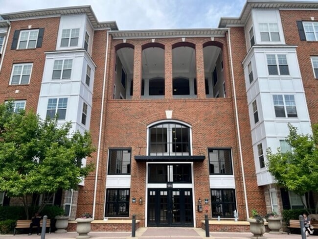 Building Photo - Large and quiet 1 BR 1 BA overlooking cour... Rental