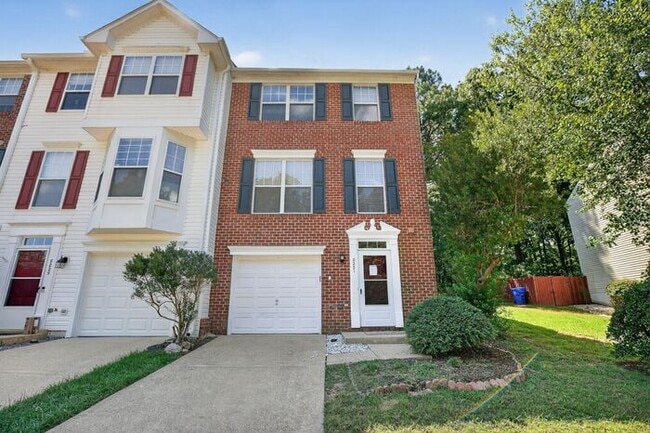 Building Photo - Lovely End Unit 3-Level Townhome in Kingsv...