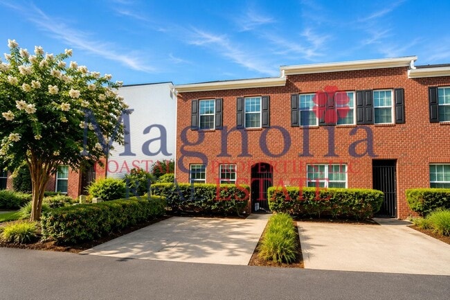 Building Photo - 2 Bedroom, 2.5 Bathrooms Townhome in the Heart of Savannah's Southside