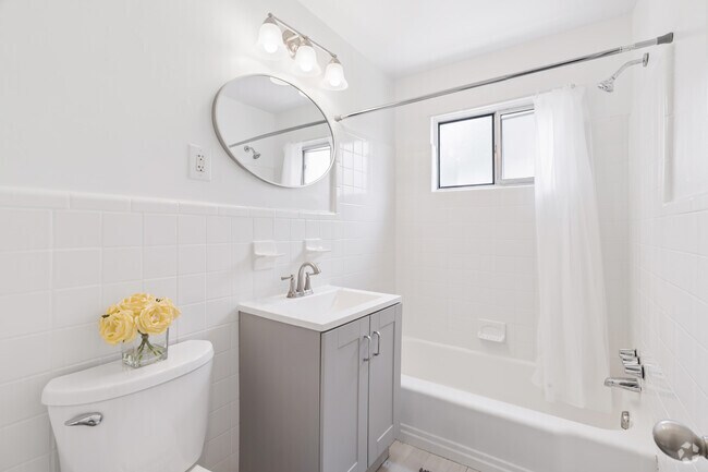 1BR, 1BA - 675SF - Bathroom - Kirkwood Flats