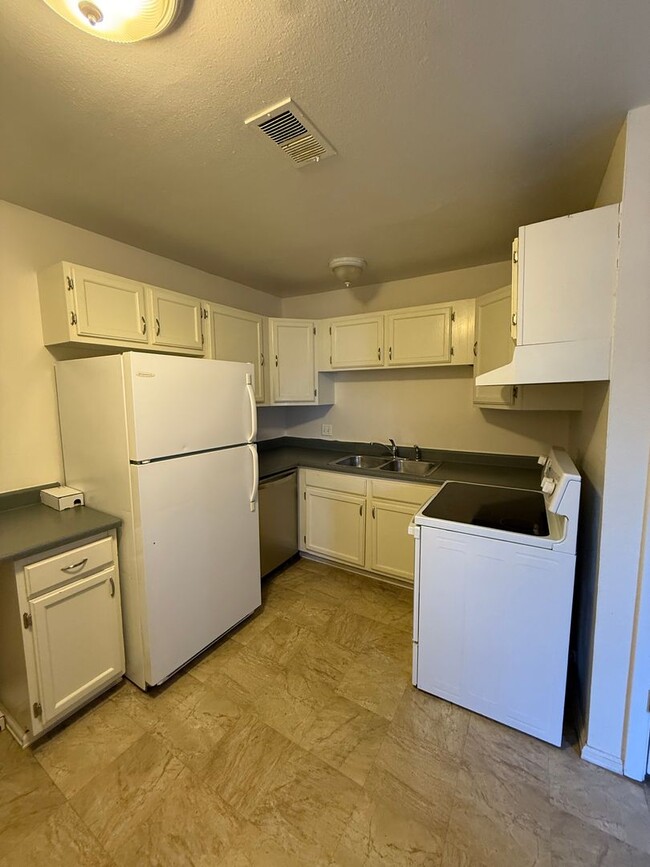 Building Photo - 405-407 E. Simpson Street