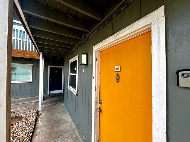 Photo - 2401 Manor Rd Unit 109