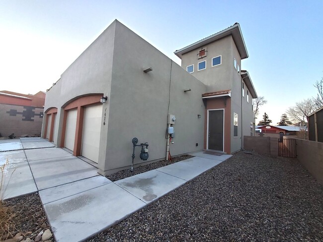 Building Photo - Amazing 3 Bedroom! Great location! Across ... Rental