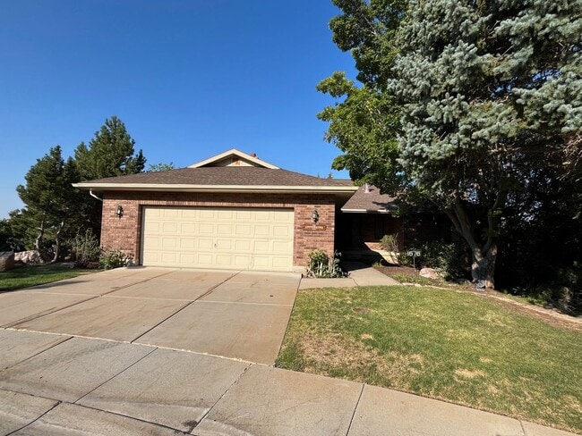 Building Photo - Beautiful home with amazing views and larg...