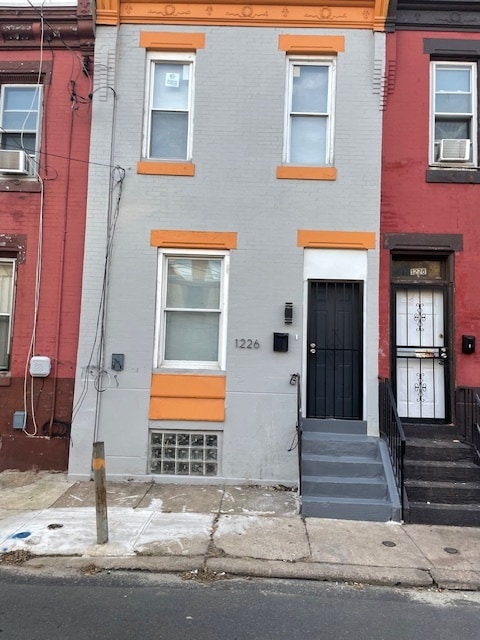 Building Photo - 1226 W Oakdale St Rental