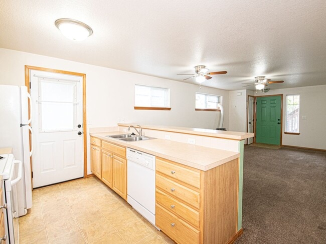Photo - Cozy, lower level 2-bdrm/1-bath Hazelwood duplex. Portable AC, in-unit laundry, fenced side yard/... Unit SE Ash - B