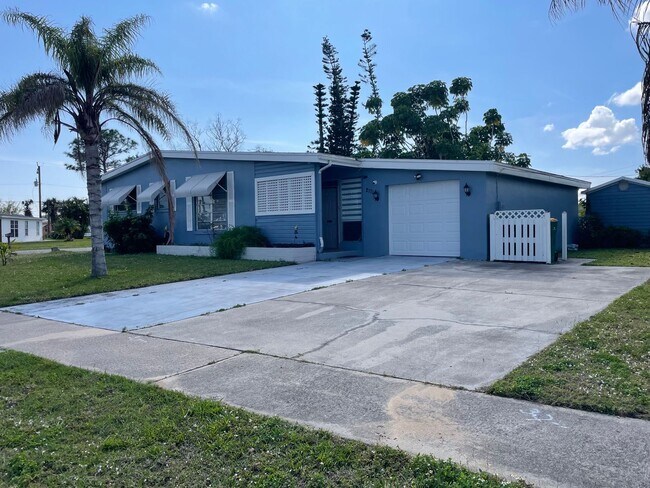 Building Photo - Convenient Port Charlotte Location!