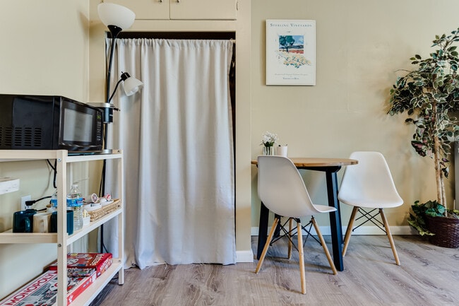 Photo - 729 E 18th Aly