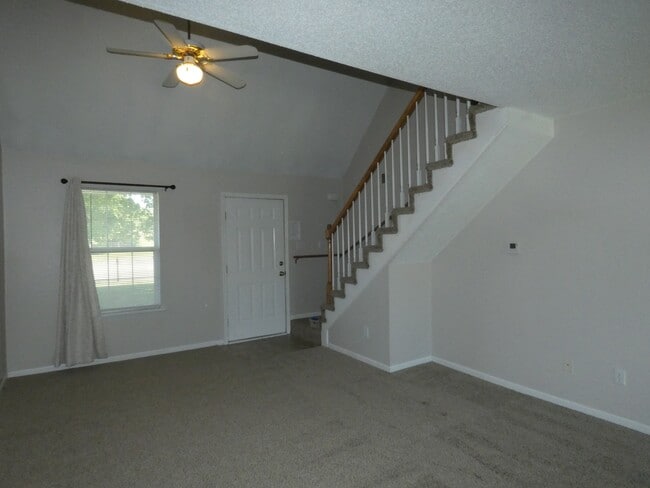 Photo - 833 Spring Ct