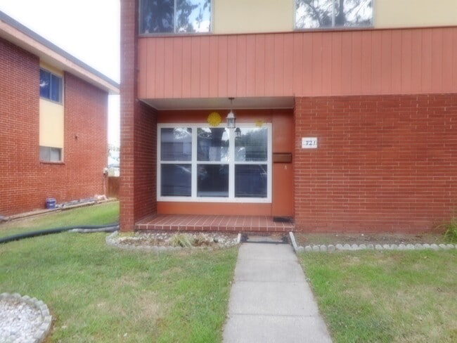 Building Photo - 721 Lewis St