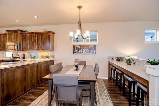 Photo - **Coming Soon - Unfurnished** Modern Livin...