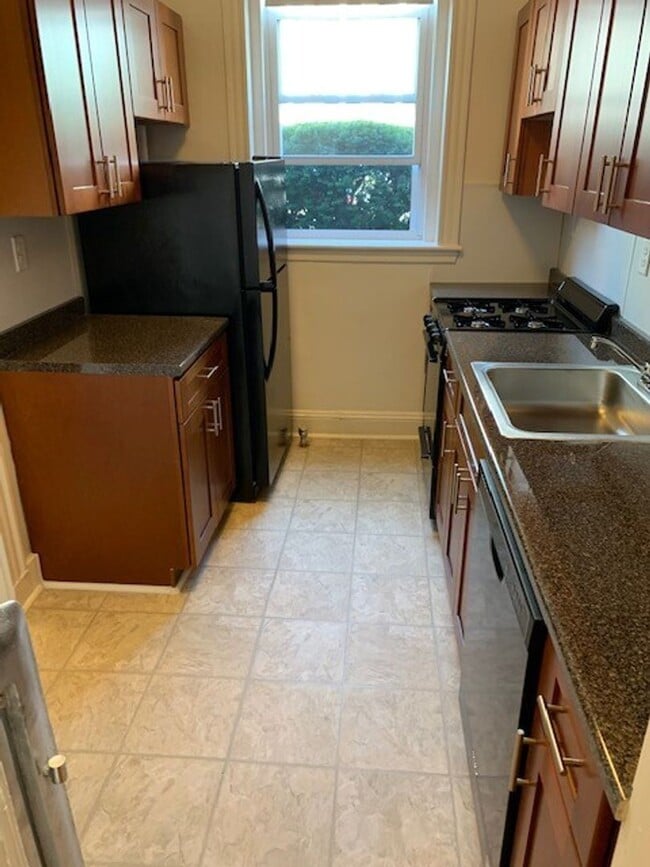 Photo - 9/1 NO FEE! Spacious 2BR in elevator building, reno. kitchen