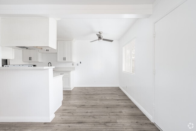 2BR, 1BA - 850SF - Dining Room - The Lakewood Apartments