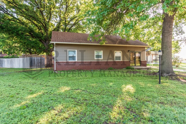 Photo - 300 W Breese Ave