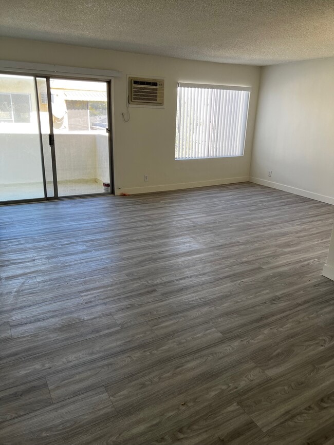 Photo - Over 1,000 SF at Kings Road Arms