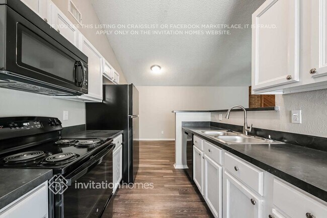 Photo - 1112 Sandalwood Ln