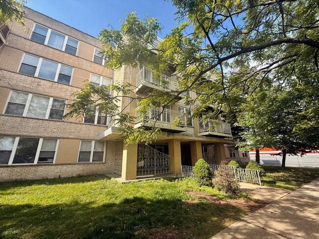 Building Photo - 2501 W Touhy Ave Unit 308
