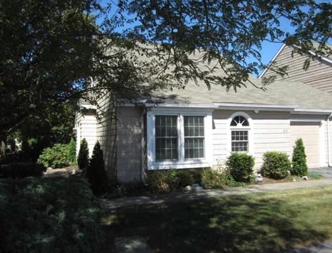Beautiful End Unit - 213 Crescent Dr Rental