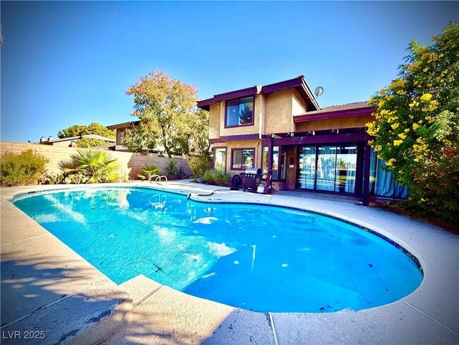 Building Photo - 920 Pinehurst Dr Rental