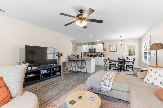 Photo - 105 Tahoma Dr